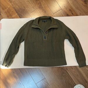 Women’s banana republic factory Olive Green Sweater small EUC